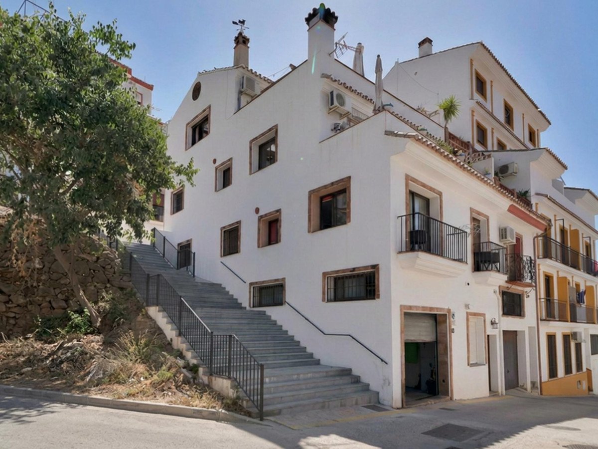 6 Bed Apartment Complex in Ojén