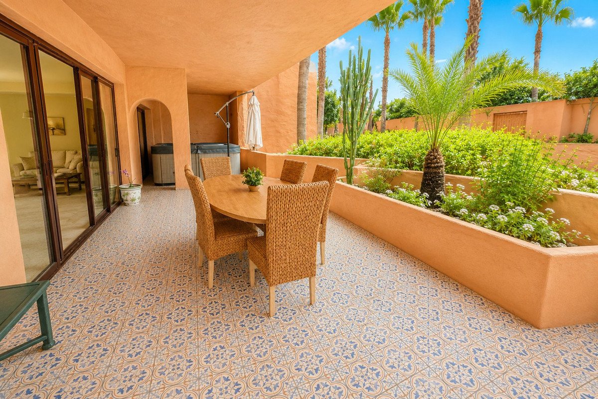 2 Bed Middle Floor Apartment in New Golden Mile
