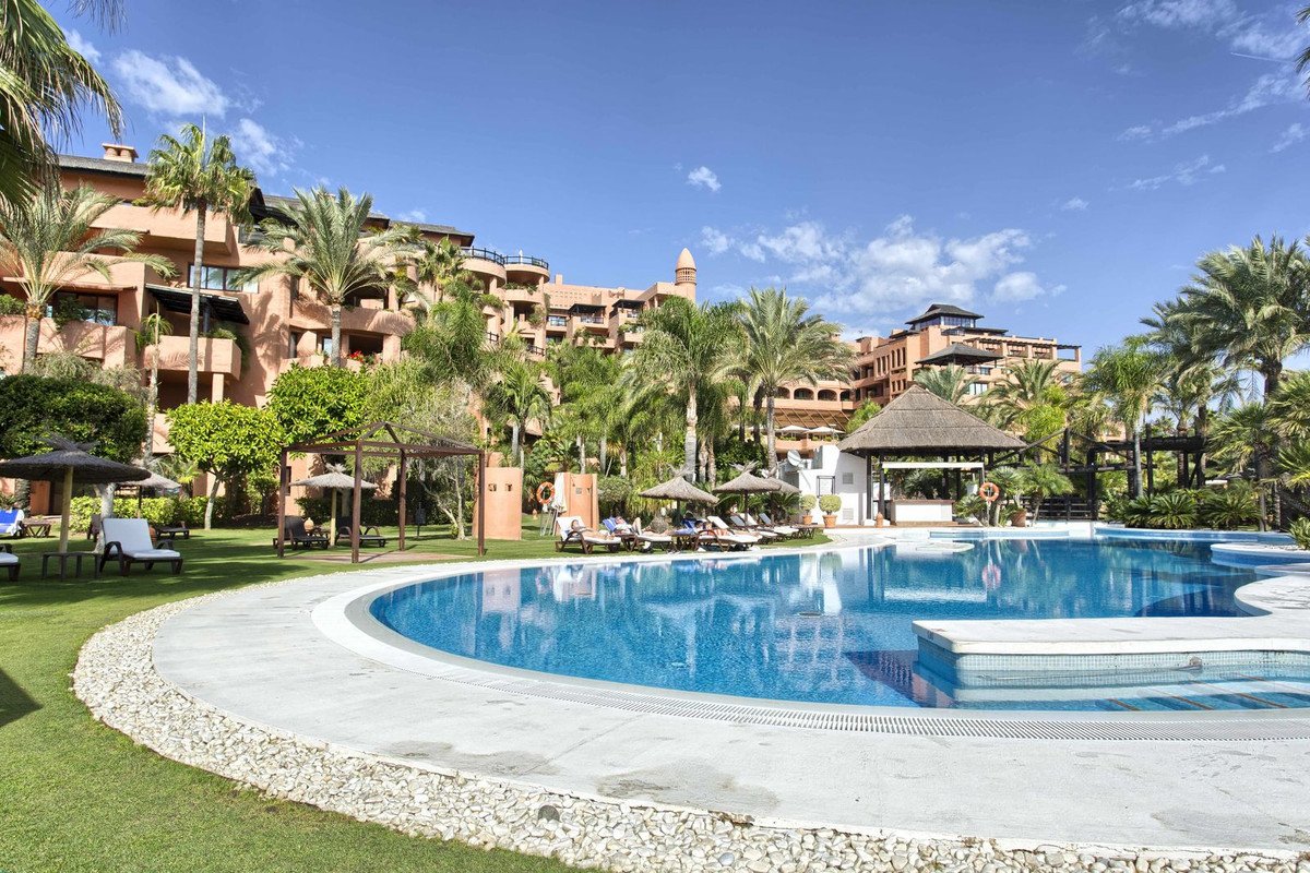 2 Bed Middle Floor Apartment in New Golden Mile