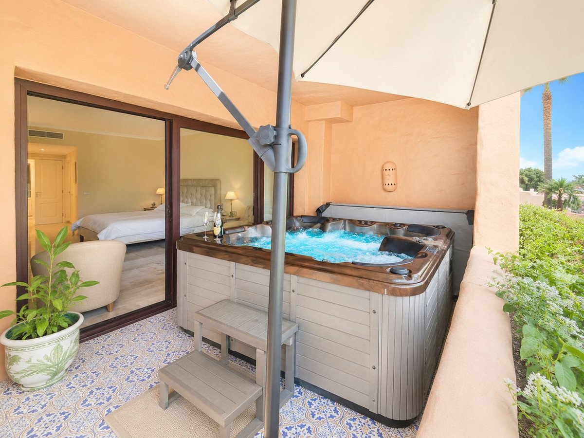 2 Bed Middle Floor Apartment in New Golden Mile