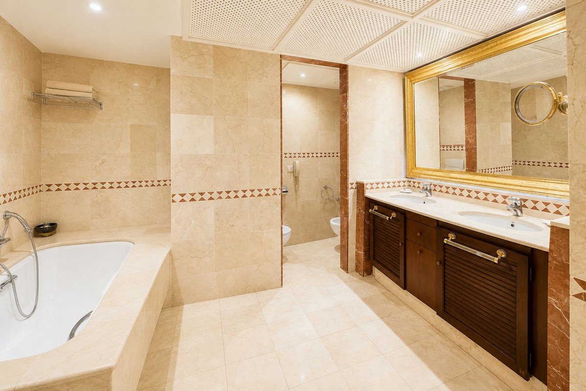 2 Bed Middle Floor Apartment in New Golden Mile
