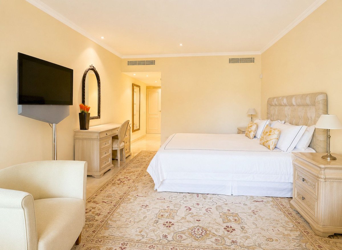 2 Bed Middle Floor Apartment in New Golden Mile