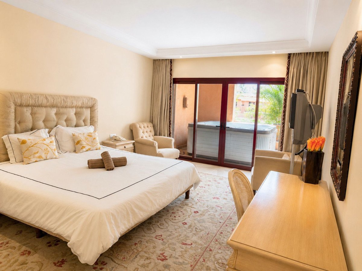 2 Bed Middle Floor Apartment in New Golden Mile