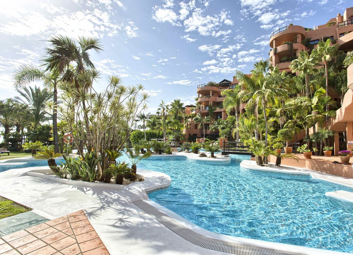 2 Bed Middle Floor Apartment in New Golden Mile