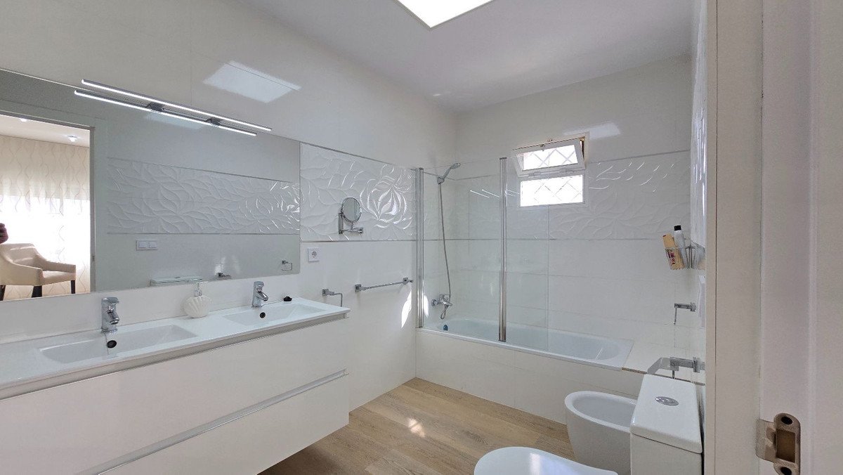 5 Bed Detached Villa in Torremolinos