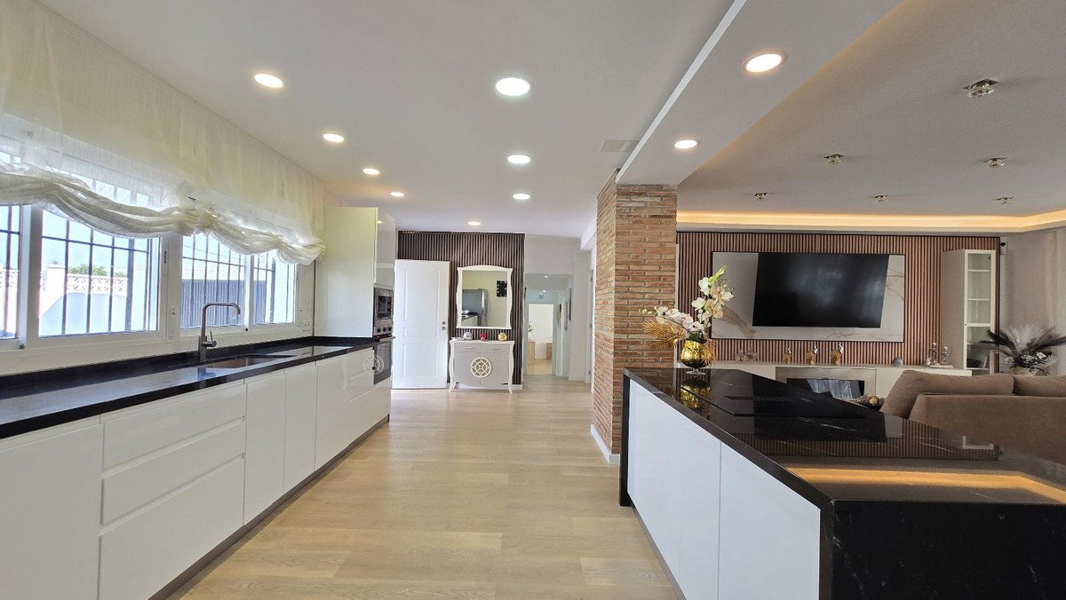 5 Bed Detached Villa in Torremolinos