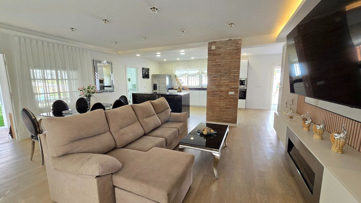 5 Bed Detached Villa in Torremolinos