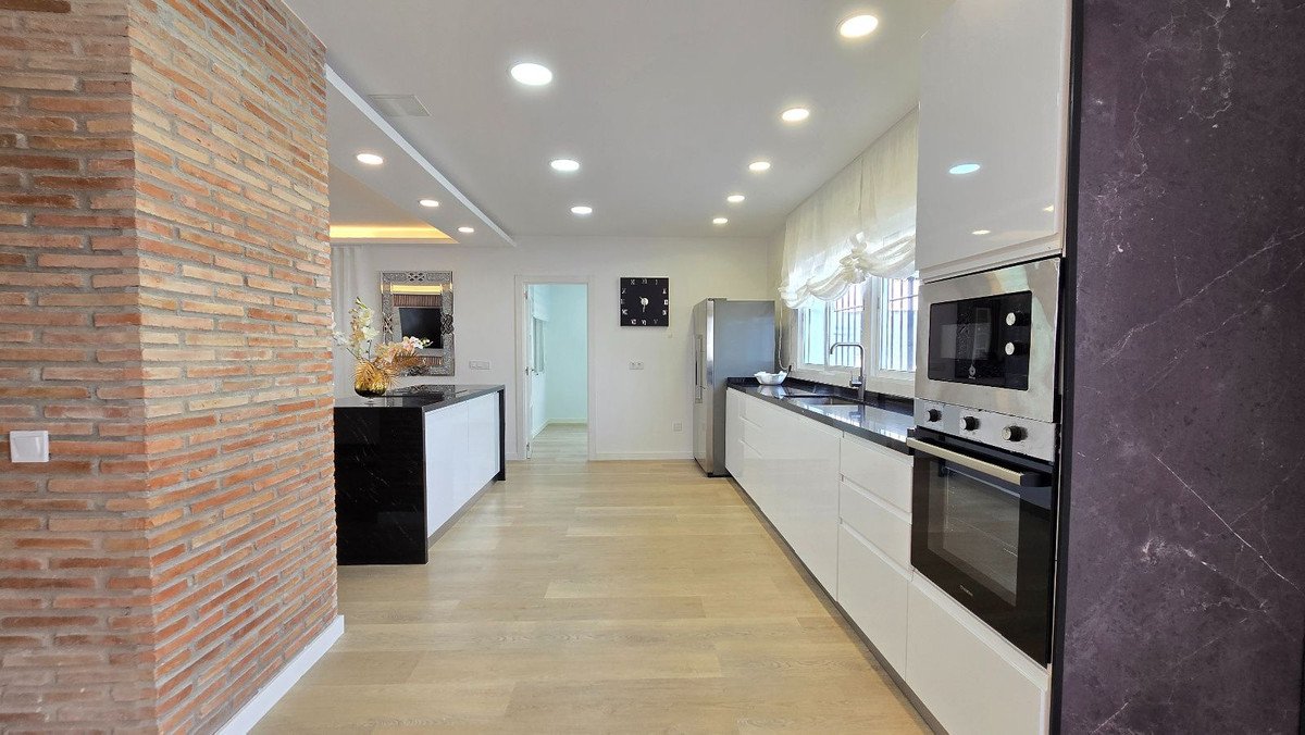 5 Bed Detached Villa in Torremolinos