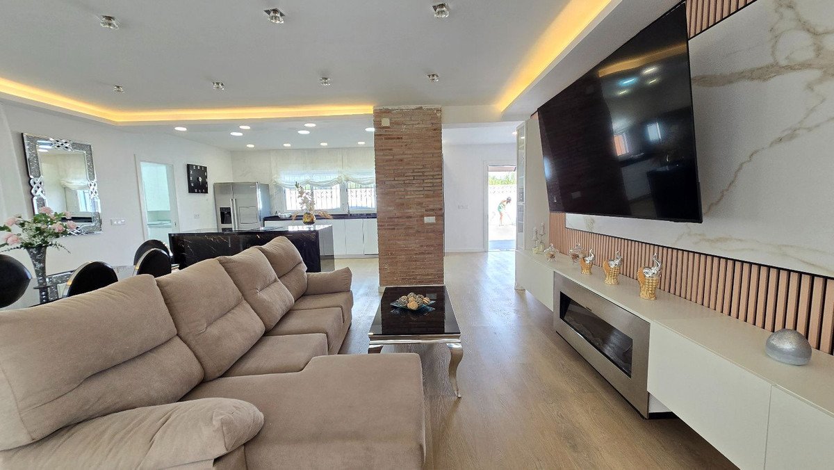 5 Bed Detached Villa in Torremolinos