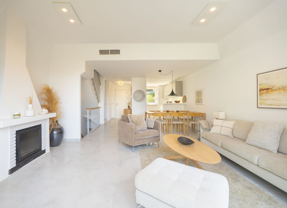 3 Bed Semi-Detached House in Bahía de Marbella