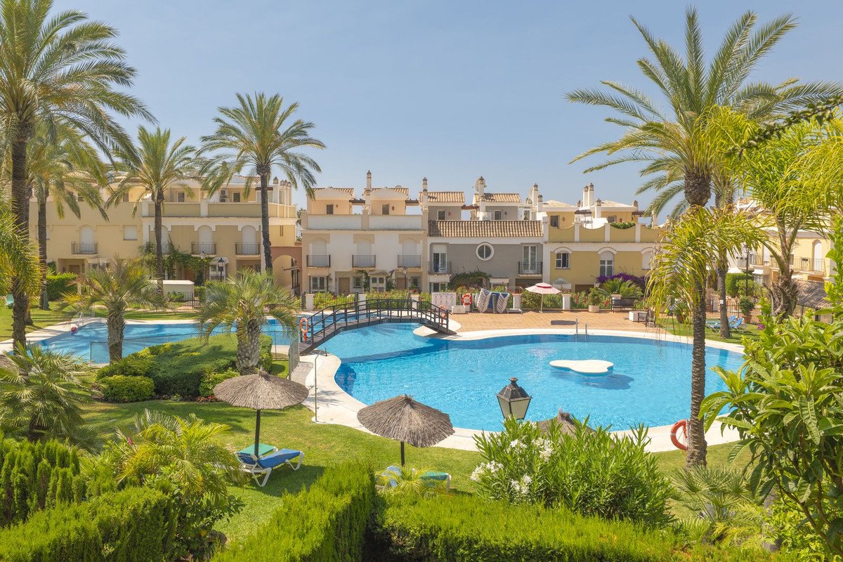 3 Bed Semi-Detached House in Bahía de Marbella