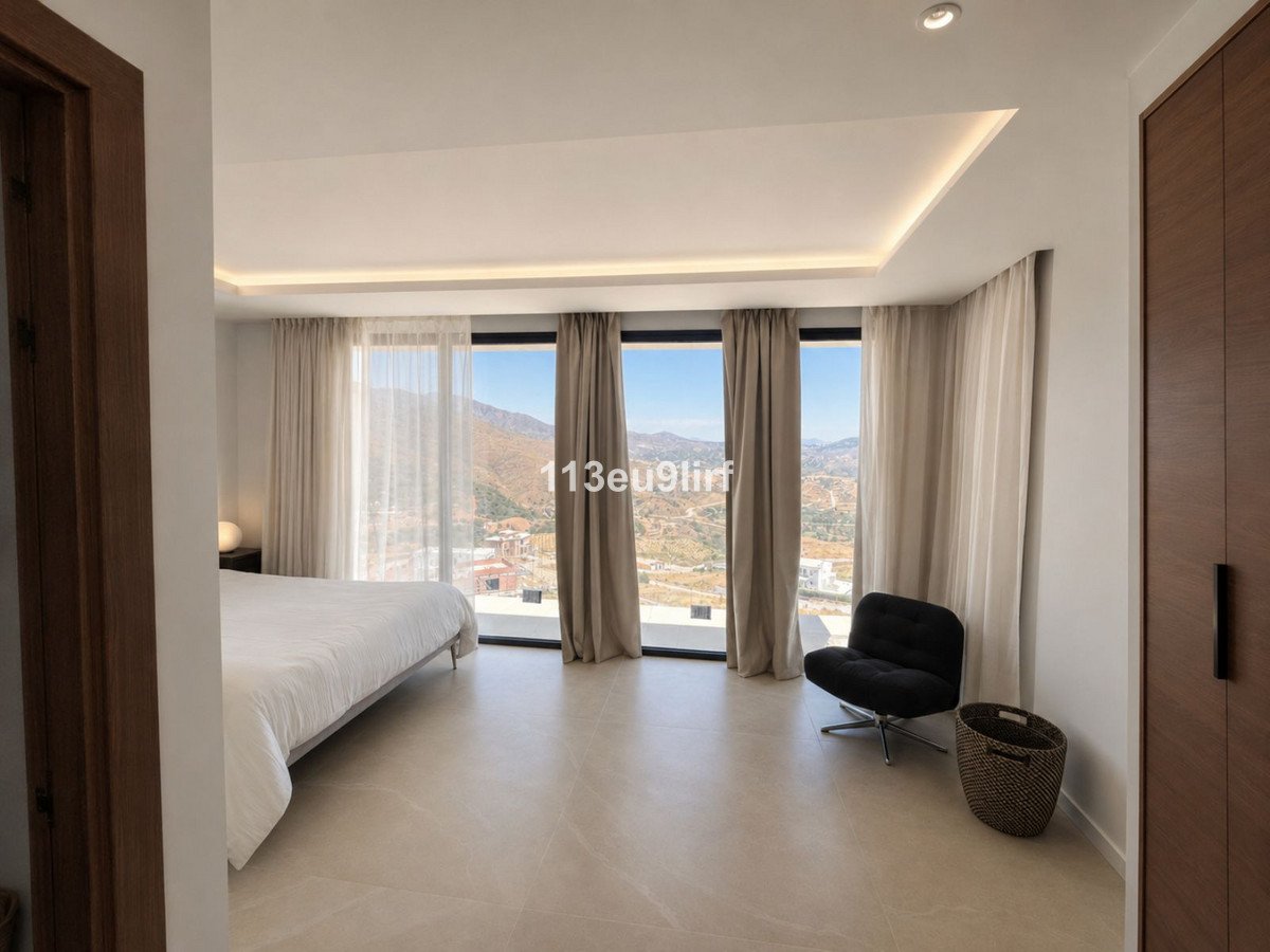 5 Bed Detached Villa in La Cala Golf