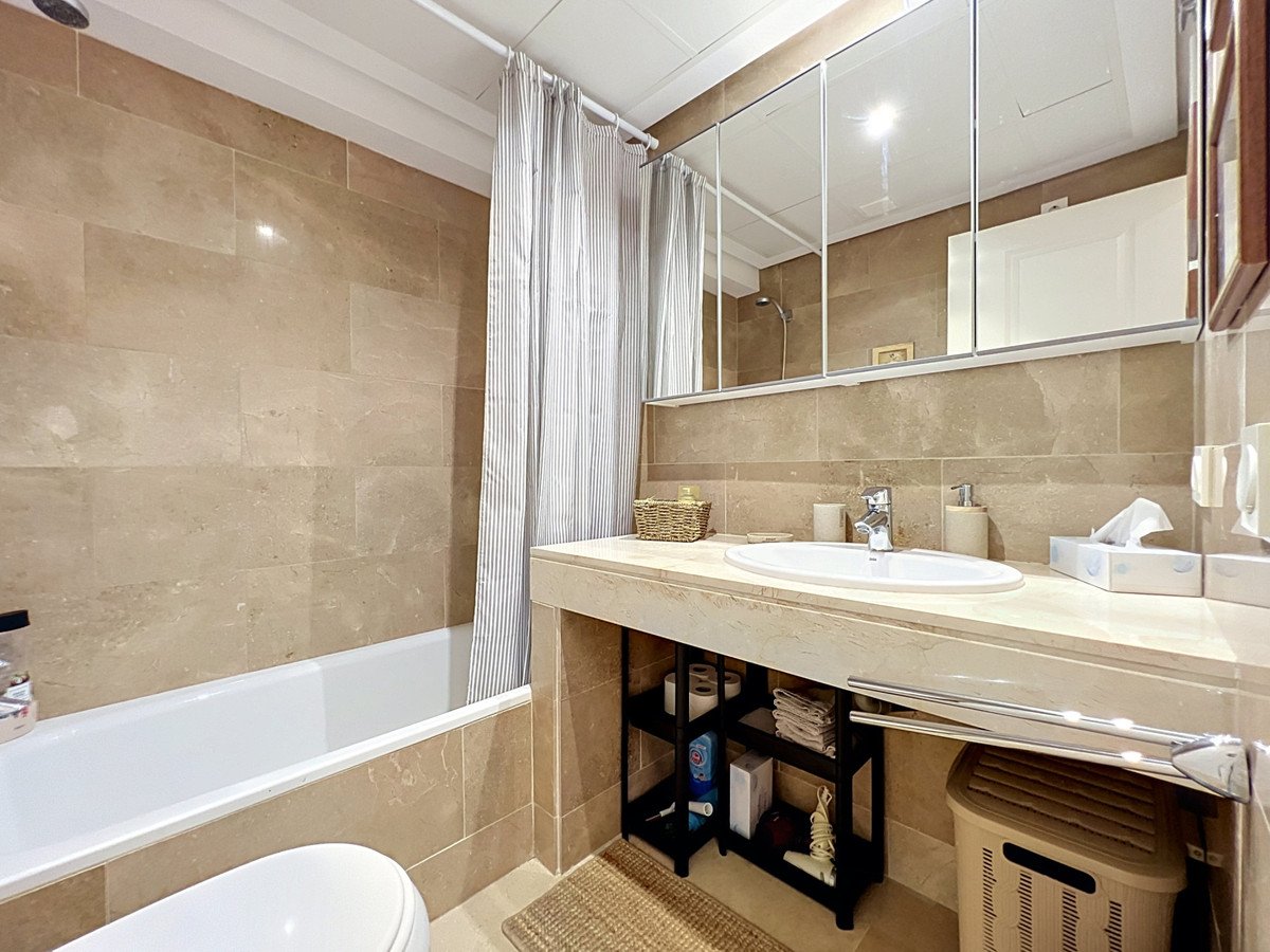 2 Bed Middle Floor Apartment in Manilva