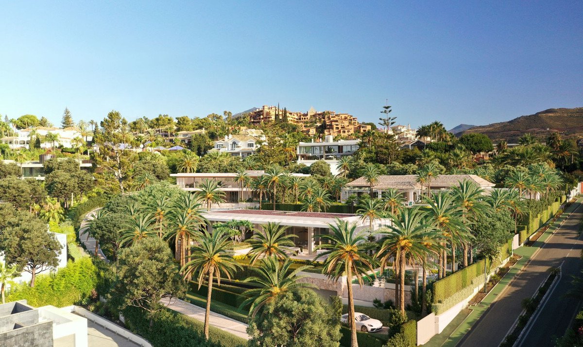 7 Bed Residential Plot in Nueva Andalucía