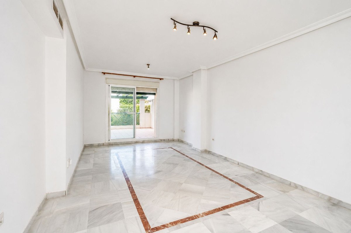 3 Bed Middle Floor Apartment in Nueva Andalucía