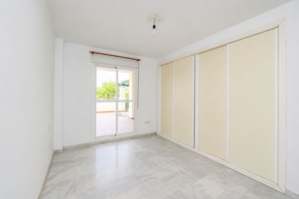 3 Bed Middle Floor Apartment in Nueva Andalucía