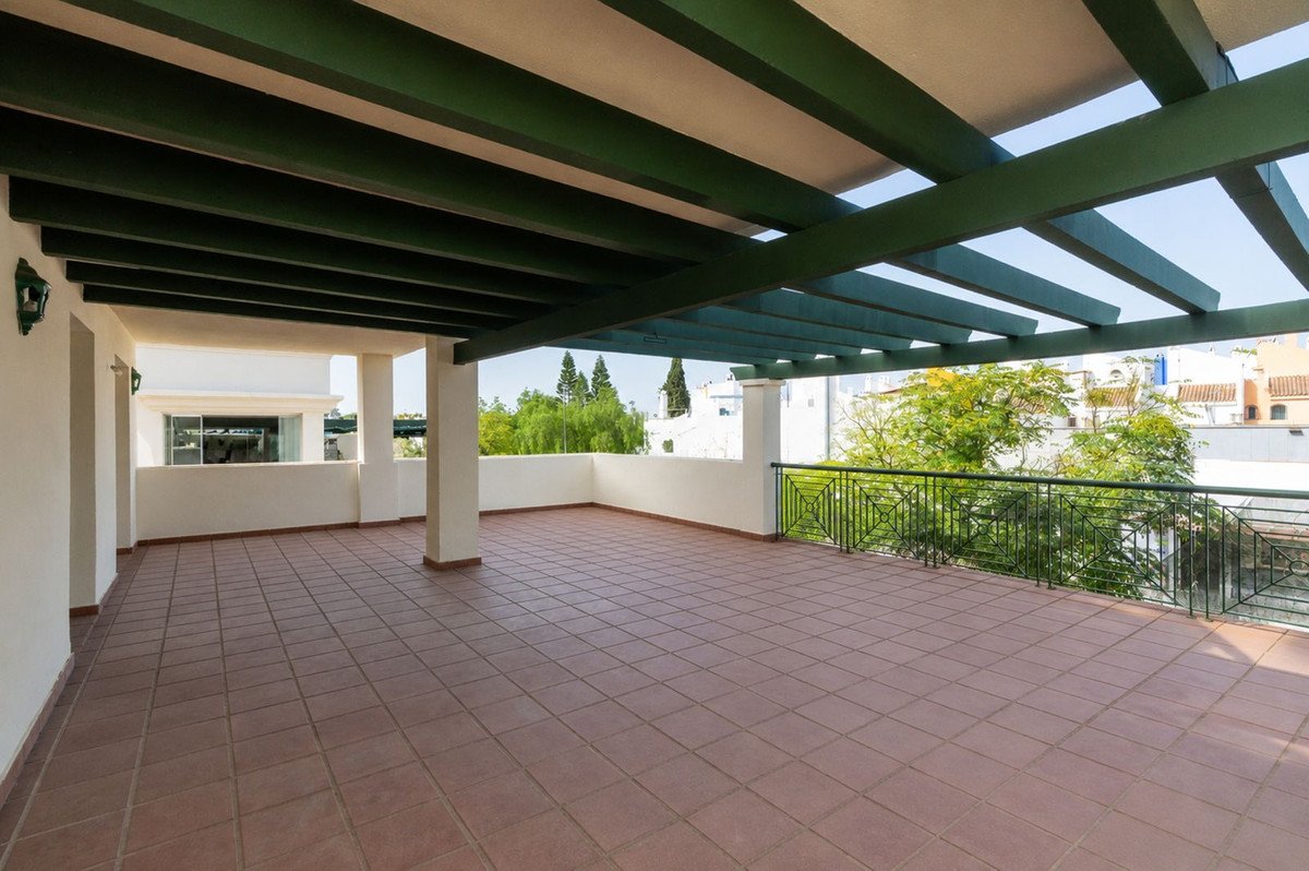 3 Bed Middle Floor Apartment in Nueva Andalucía