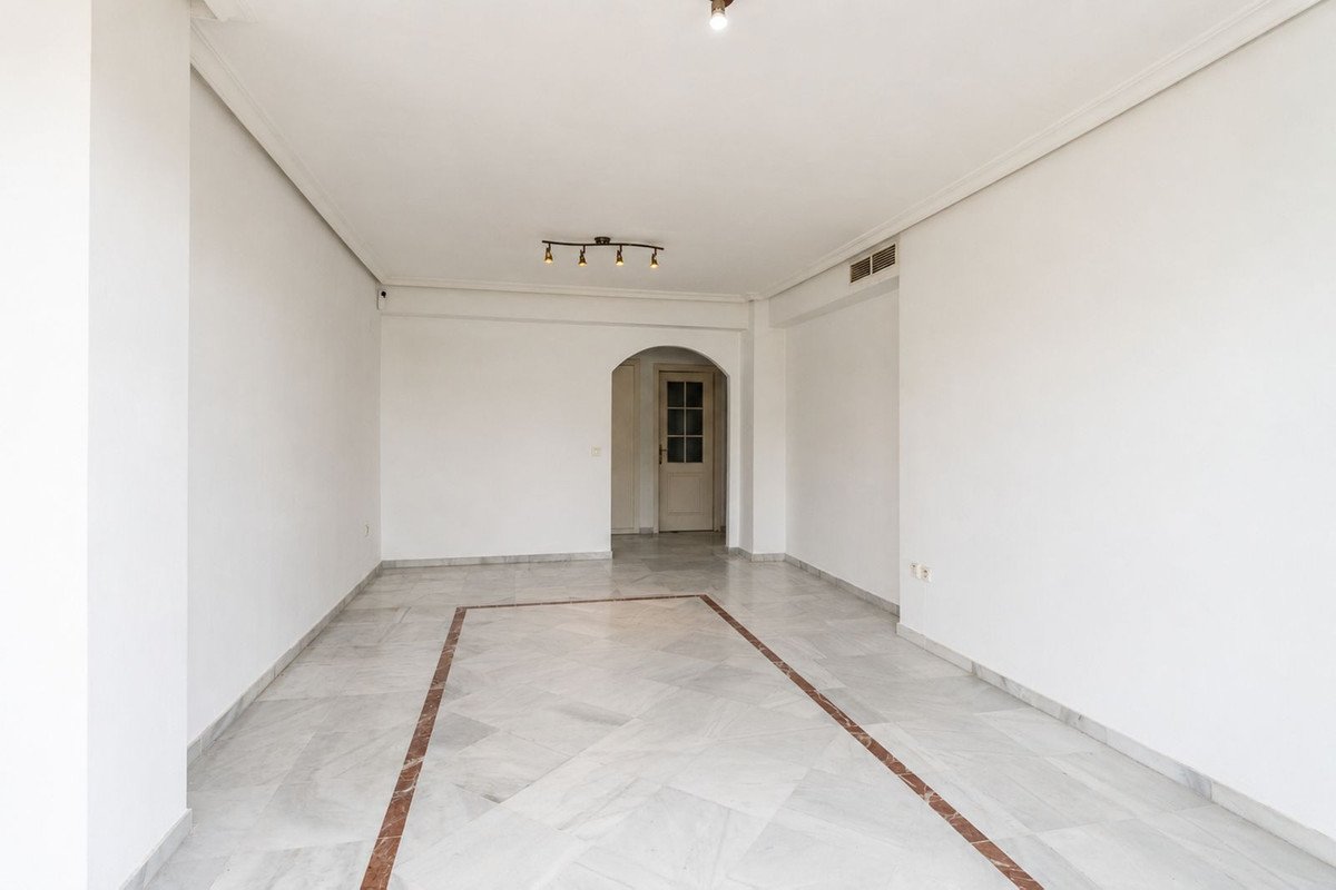 3 Bed Middle Floor Apartment in Nueva Andalucía