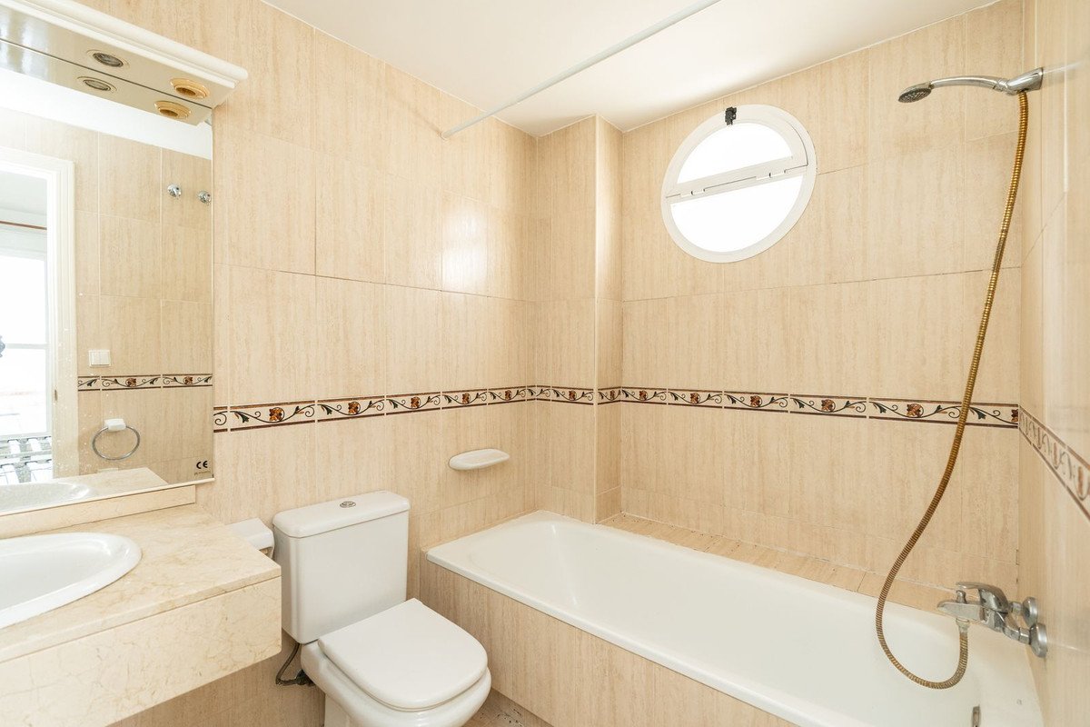 3 Bed Middle Floor Apartment in Nueva Andalucía