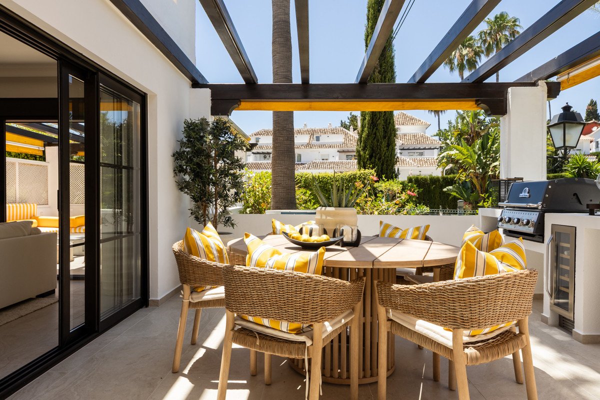 3 Bed Middle Floor Apartment in Nueva Andalucía