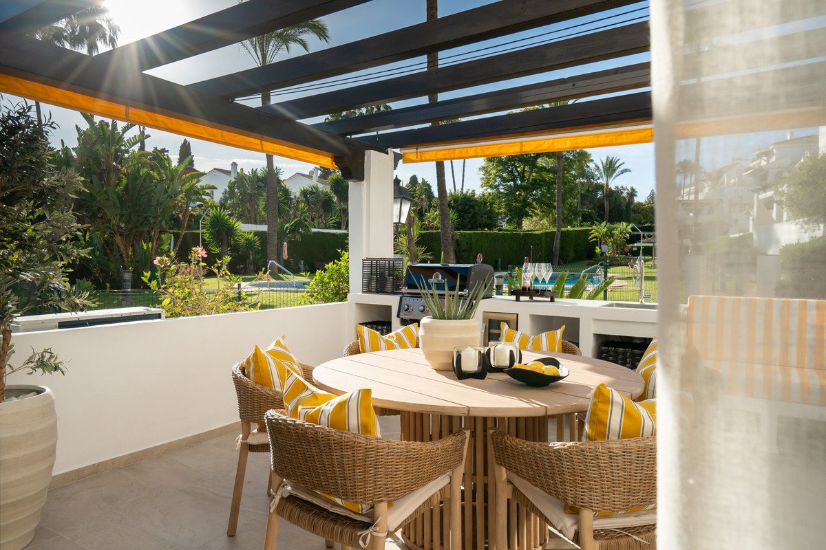 3 Bed Middle Floor Apartment in Nueva Andalucía
