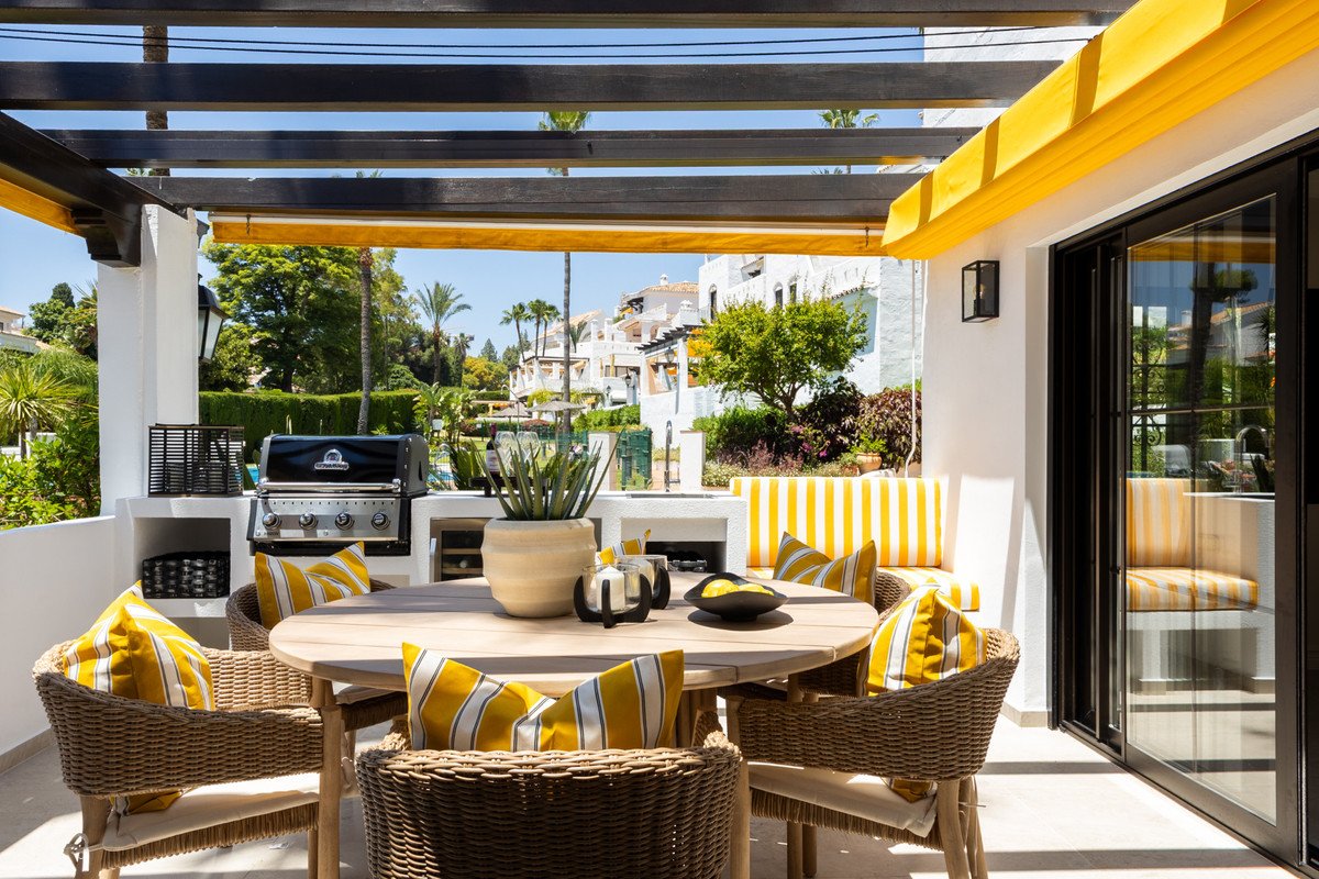 3 Bed Middle Floor Apartment in Nueva Andalucía