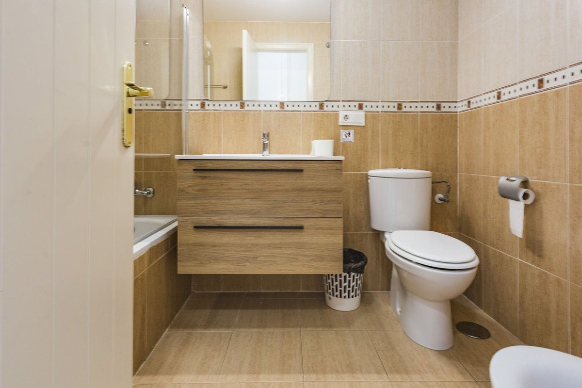 2 Bed Middle Floor Apartment in Calahonda