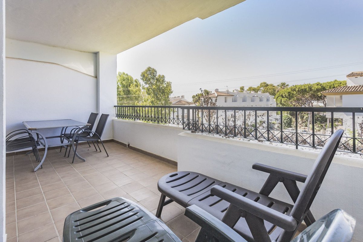 2 Bed Middle Floor Apartment in Calahonda