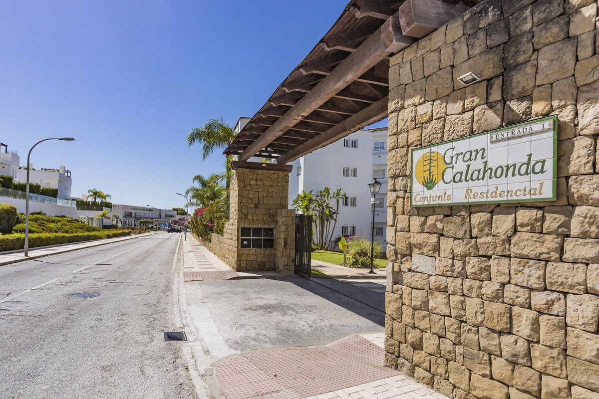2 Bed Middle Floor Apartment in Calahonda