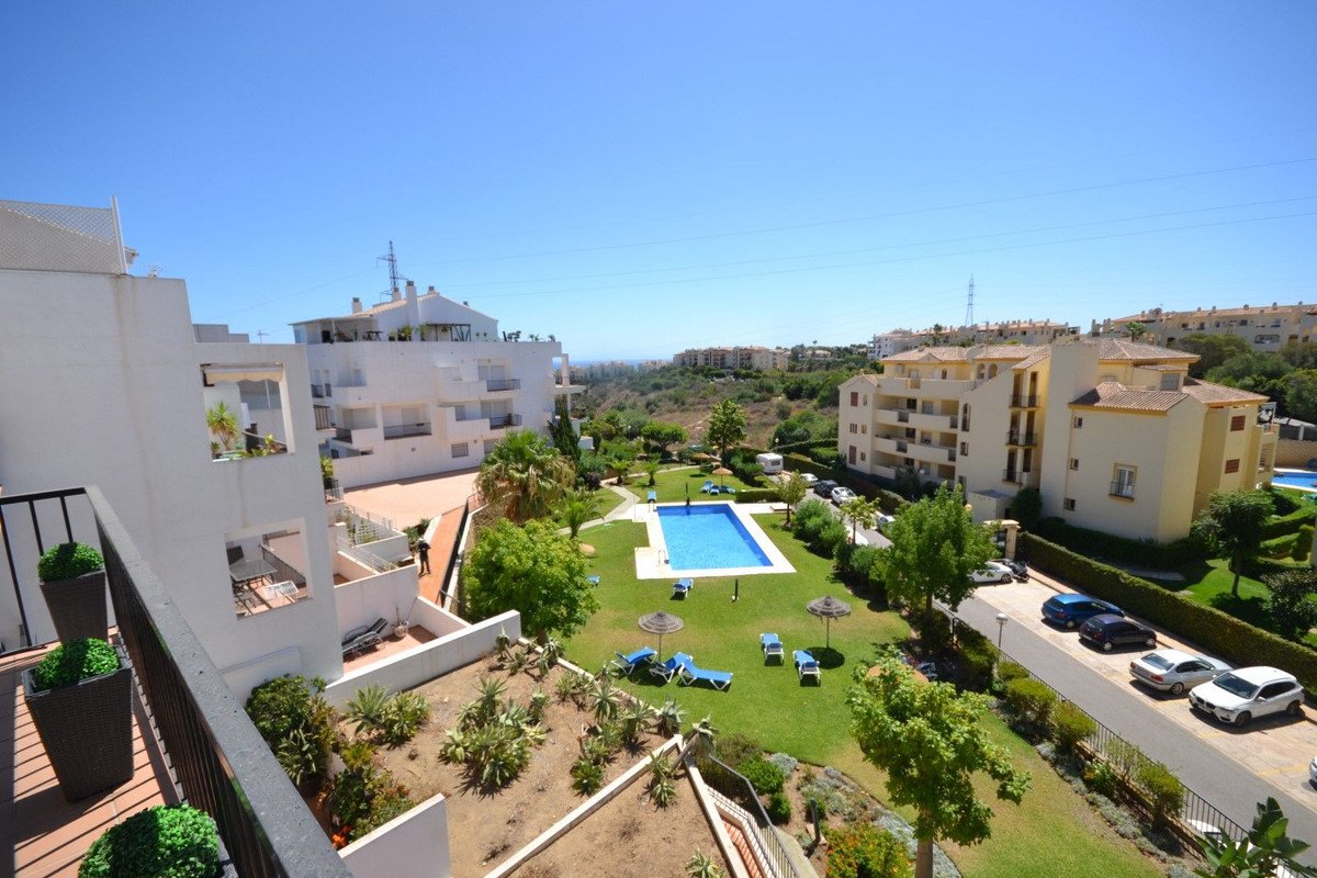 2 Bed Middle Floor Apartment in Calahonda
