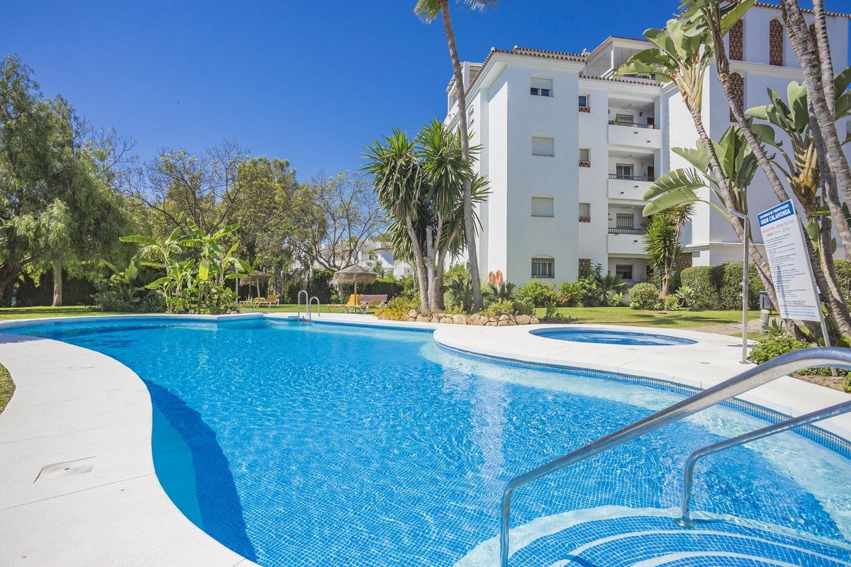 2 Bed Middle Floor Apartment in Calahonda