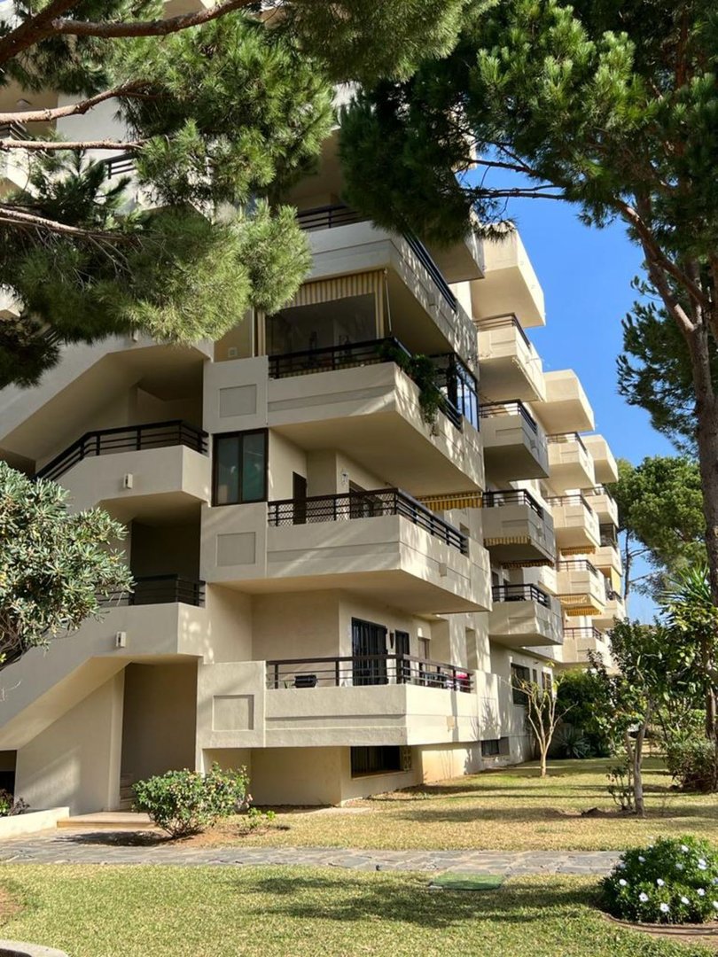 2 Bed Middle Floor Apartment in Marbella