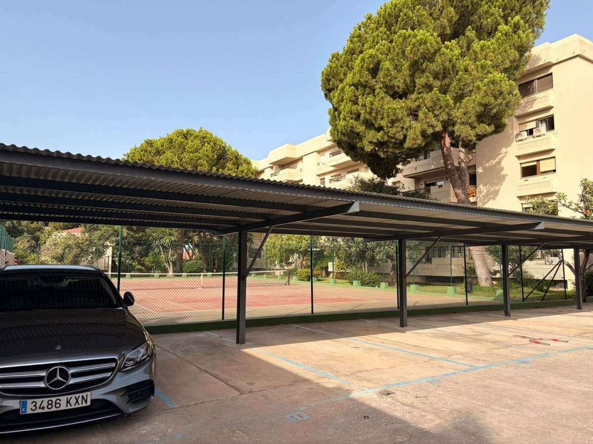 2 Bed Middle Floor Apartment in Marbella