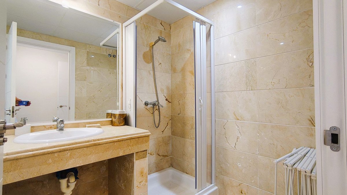 2 Bed Middle Floor Apartment in Nueva Andalucía