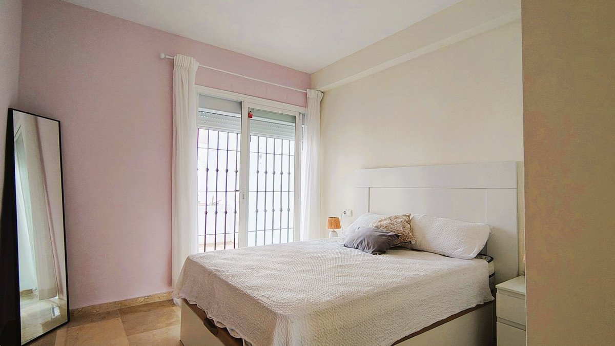 2 Bed Middle Floor Apartment in Nueva Andalucía