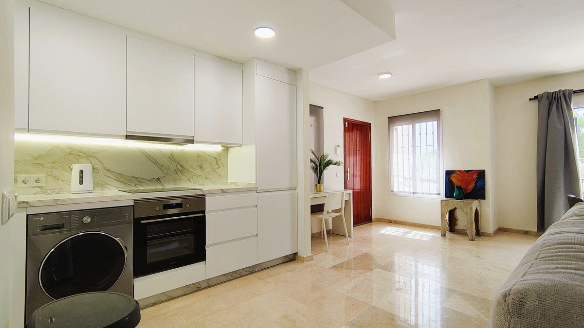 2 Bed Middle Floor Apartment in Nueva Andalucía
