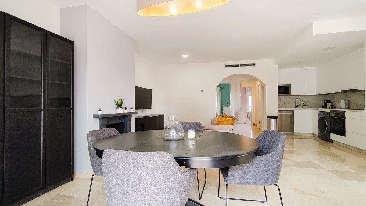 2 Bed Middle Floor Apartment in Nueva Andalucía
