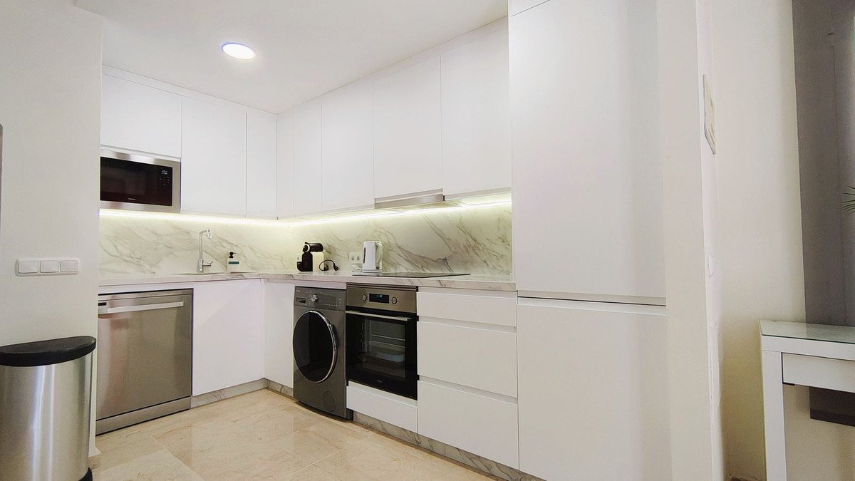 2 Bed Middle Floor Apartment in Nueva Andalucía