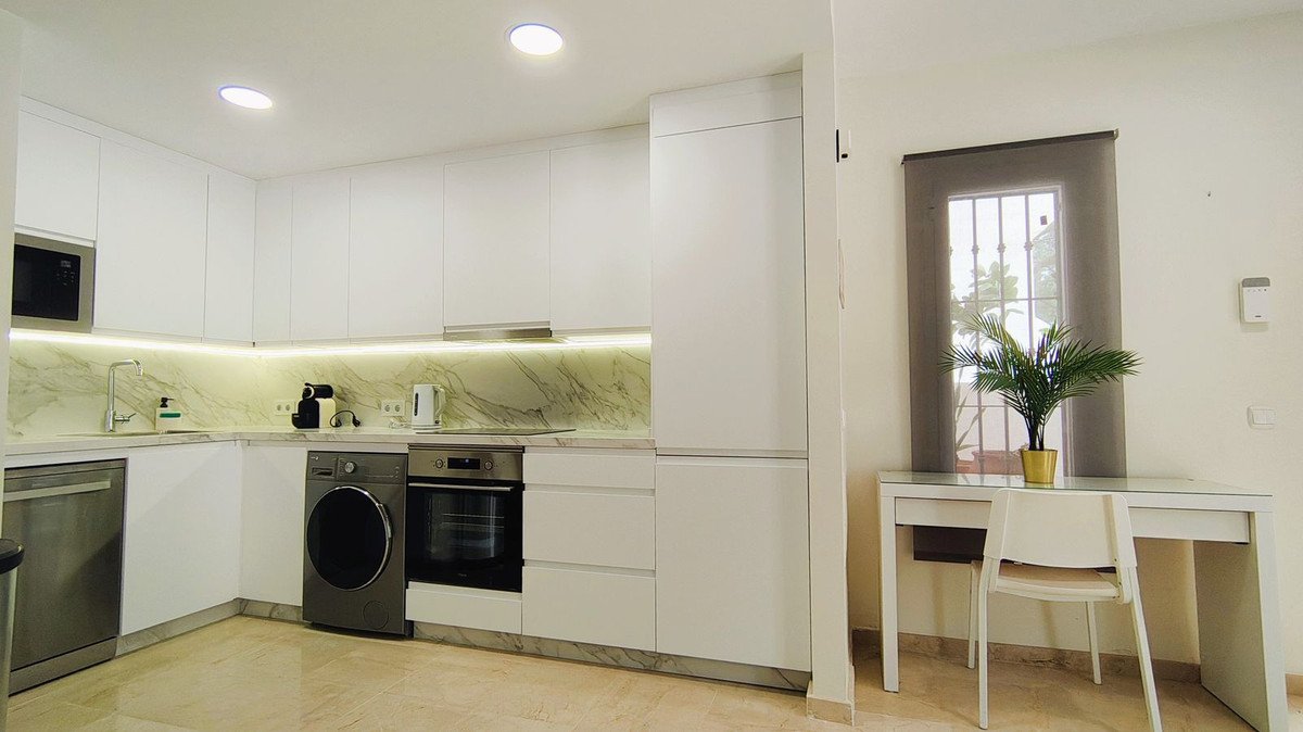2 Bed Middle Floor Apartment in Nueva Andalucía