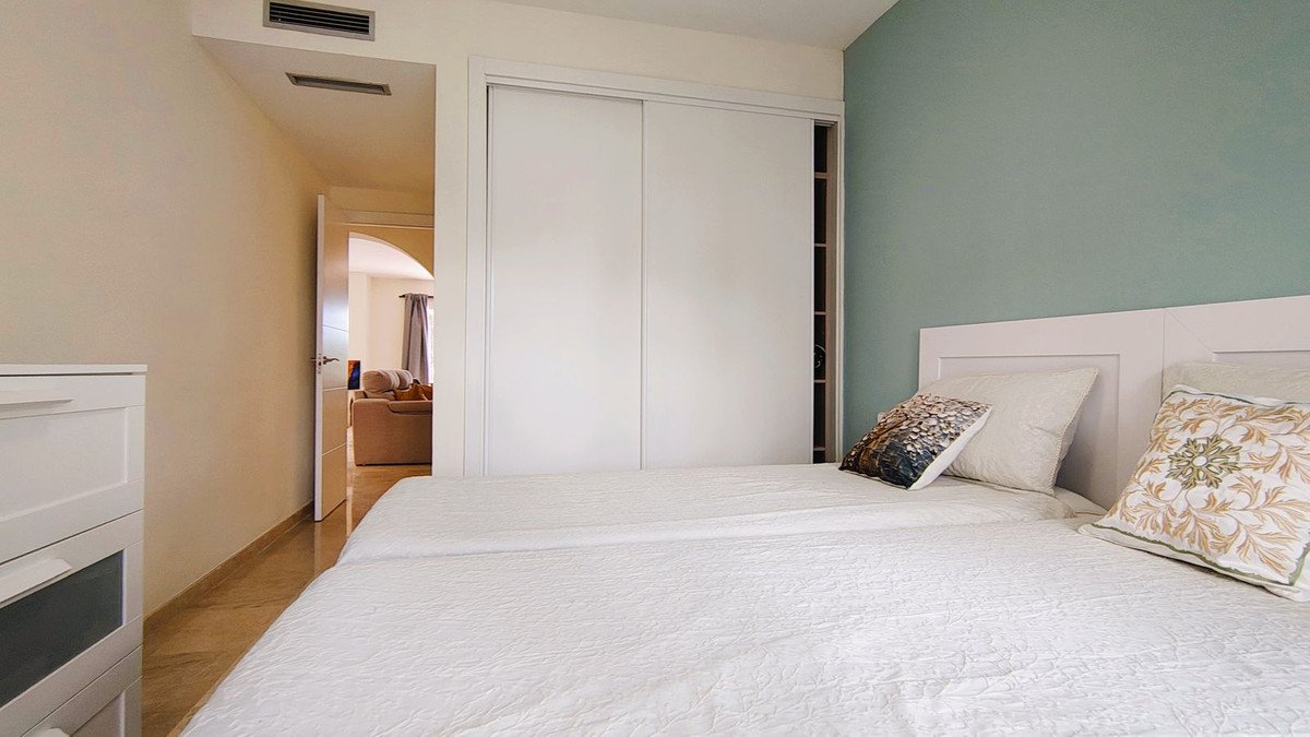 2 Bed Middle Floor Apartment in Nueva Andalucía
