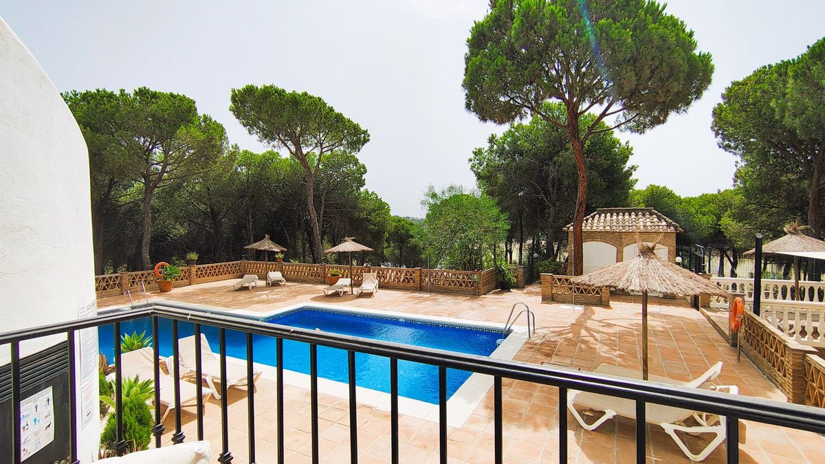 2 Bed Middle Floor Apartment in Nueva Andalucía