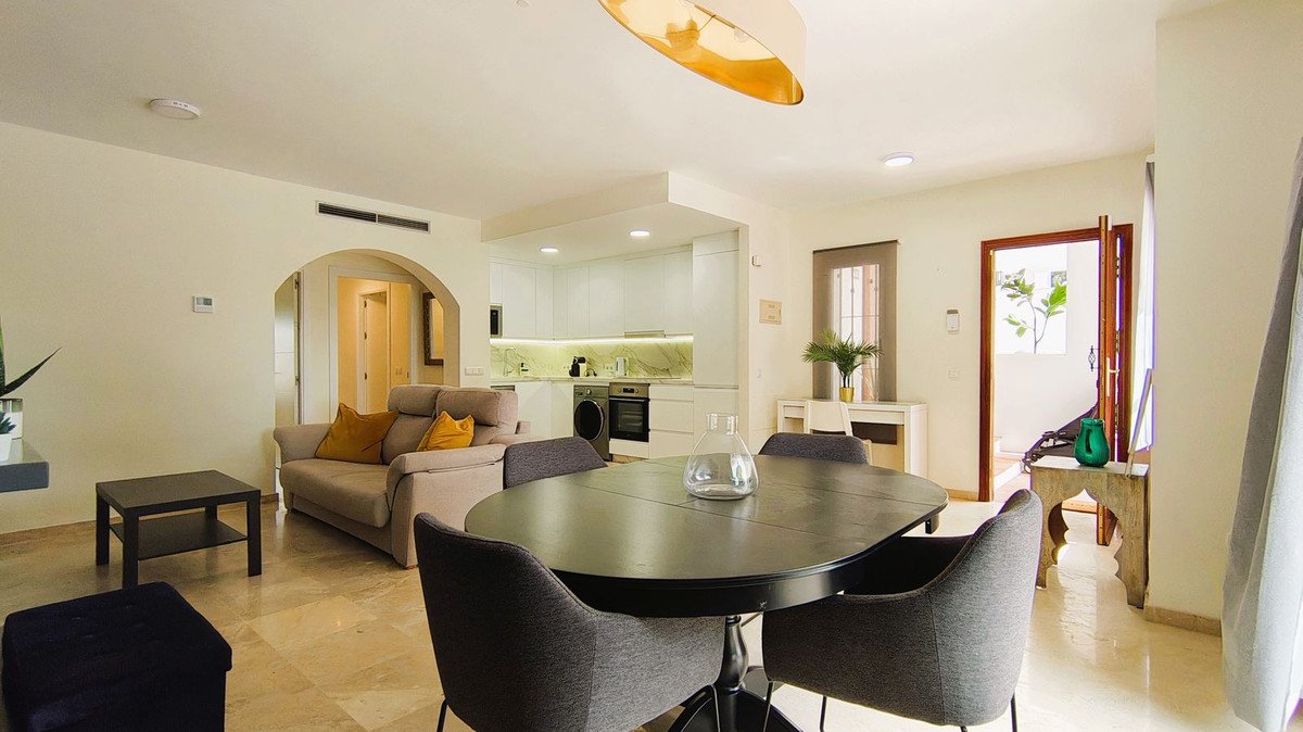2 Bed Middle Floor Apartment in Nueva Andalucía