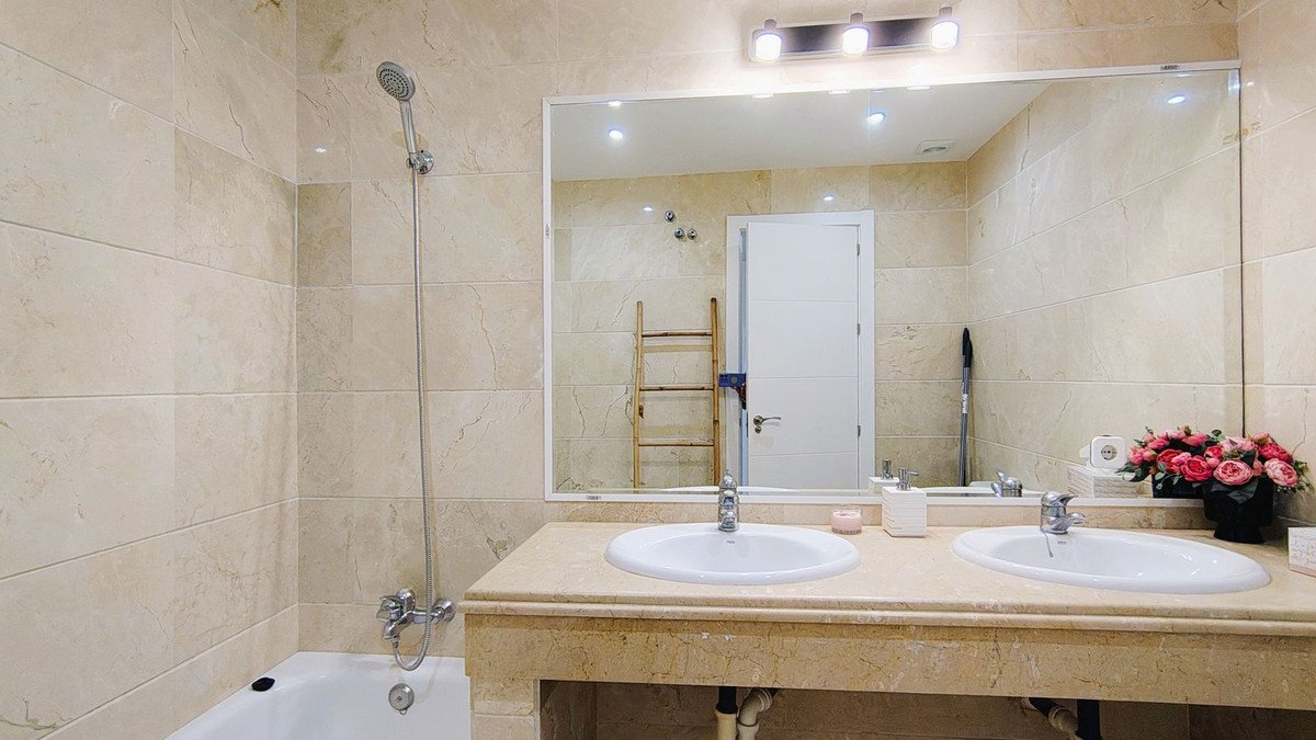 2 Bed Middle Floor Apartment in Nueva Andalucía