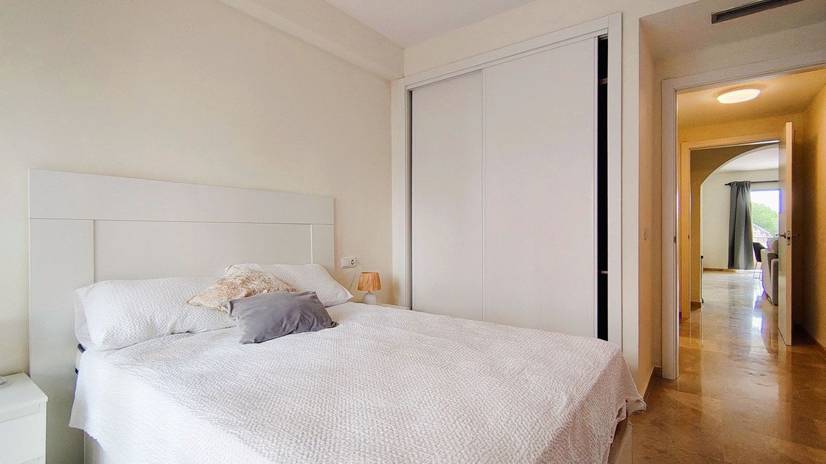 2 Bed Middle Floor Apartment in Nueva Andalucía