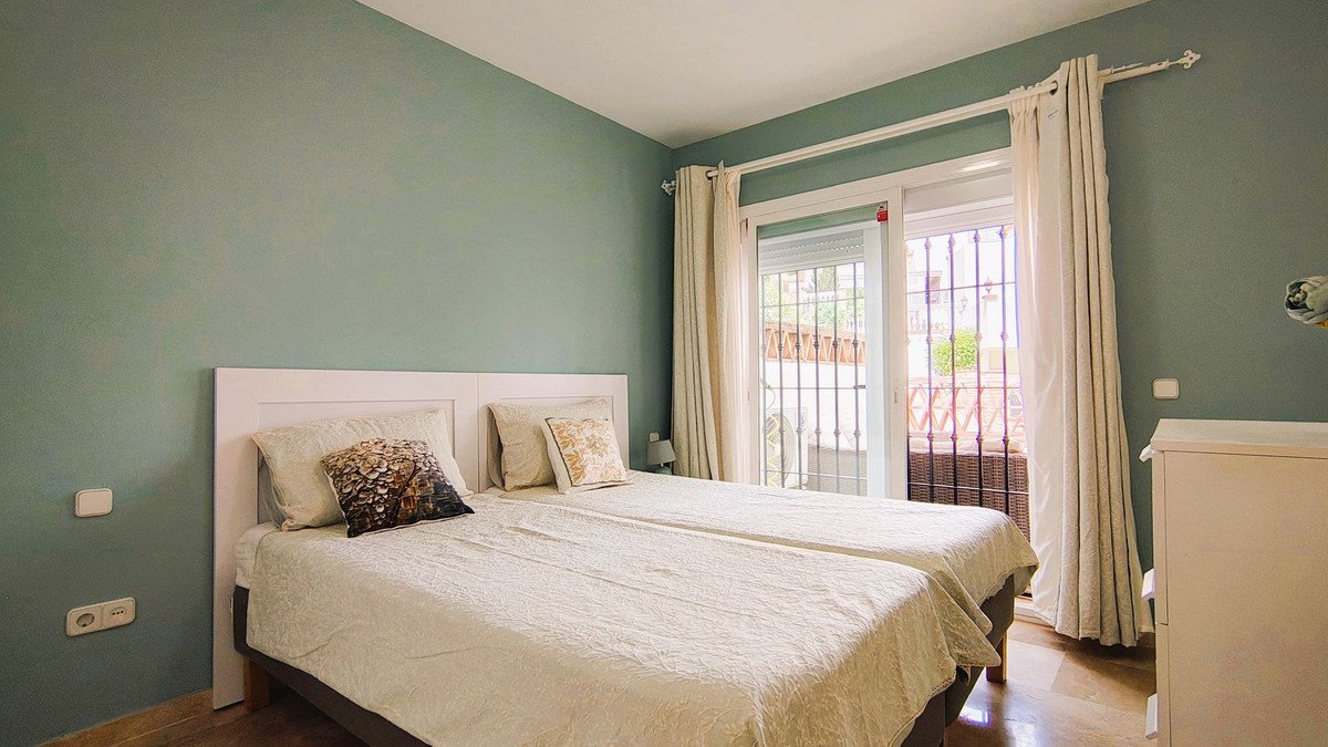 2 Bed Middle Floor Apartment in Nueva Andalucía
