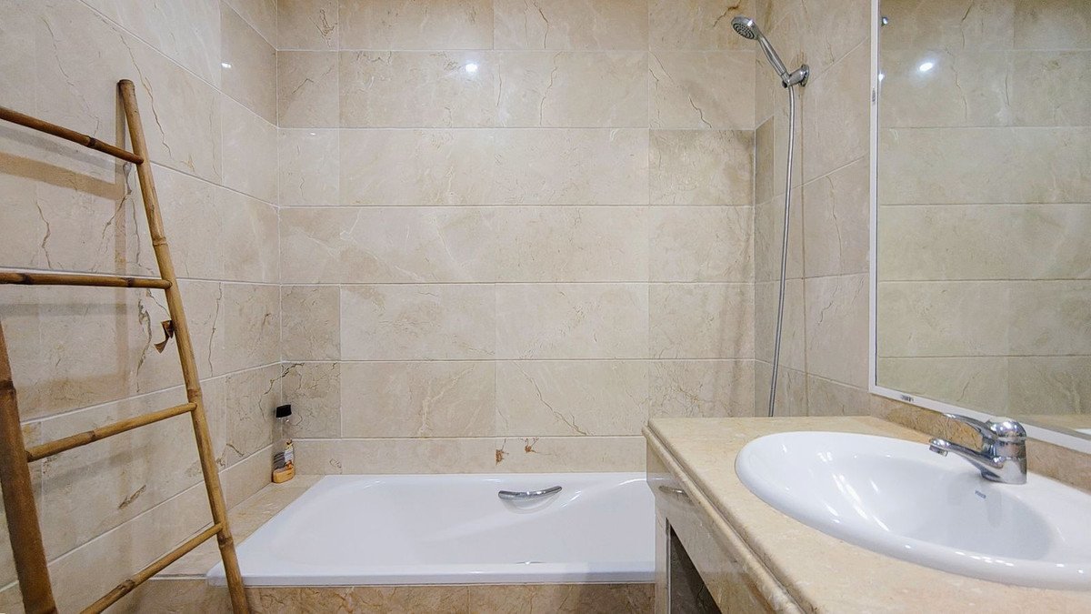 2 Bed Middle Floor Apartment in Nueva Andalucía