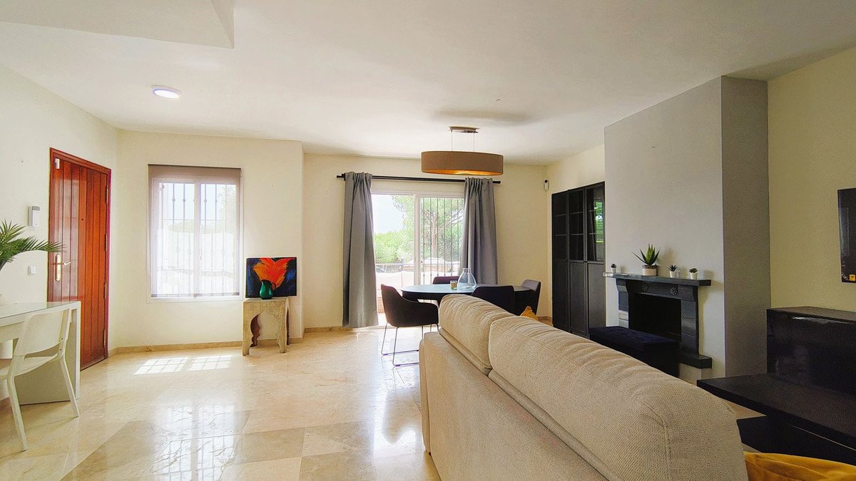 2 Bed Middle Floor Apartment in Nueva Andalucía