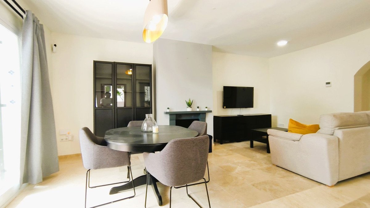 2 Bed Middle Floor Apartment in Nueva Andalucía
