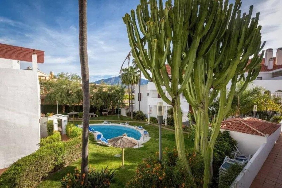 3 Bed Middle Floor Apartment in Nueva Andalucía
