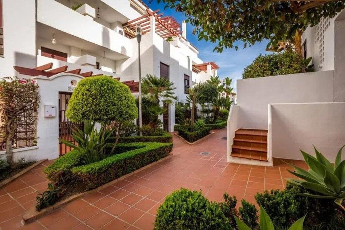 3 Bed Middle Floor Apartment in Nueva Andalucía